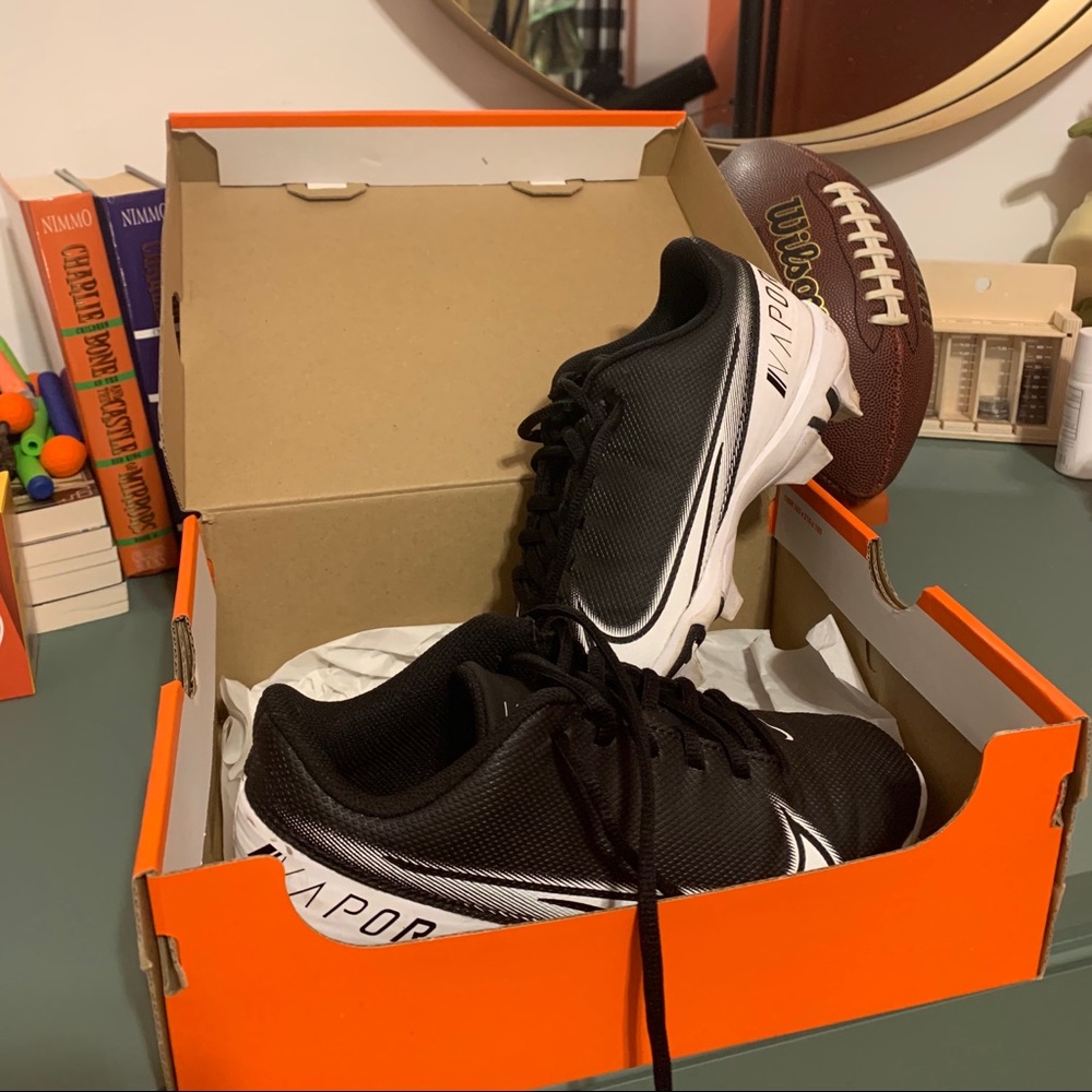 Nike Boys Football cleats Sz 4.5
